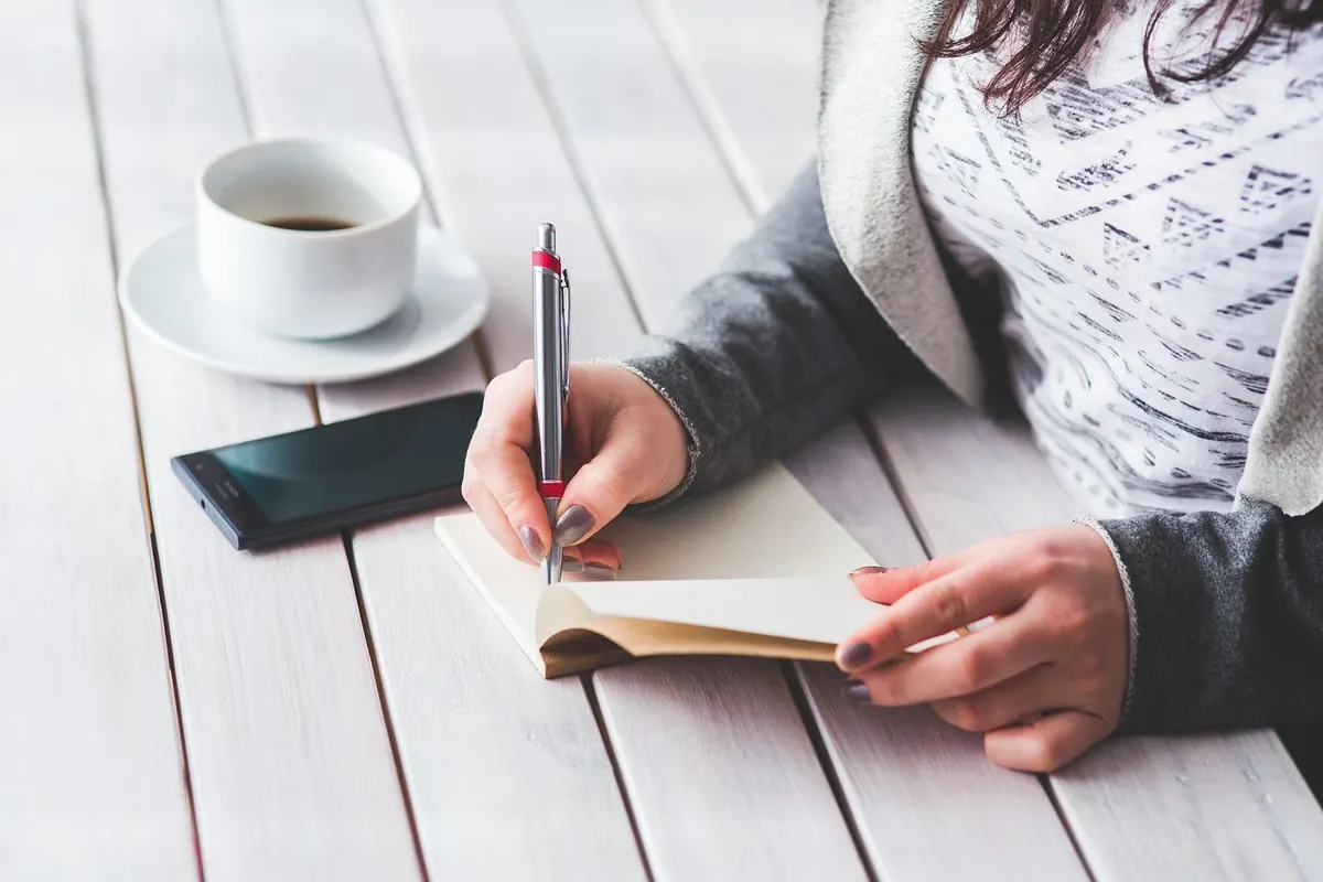 How to Write an Essay Summary in 5 Steps (With UK Examples)